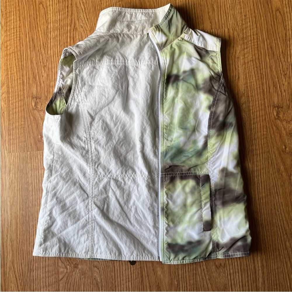 Reversible vest!!! No tag and I cannot remember brand or size. Fits small/medium